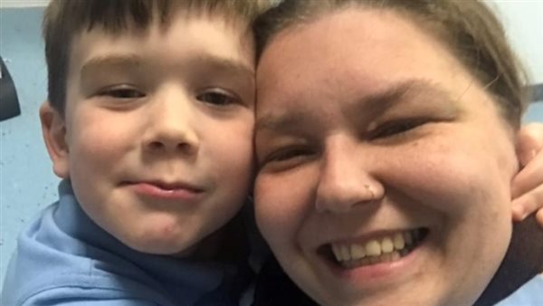 الأم وطفلها 