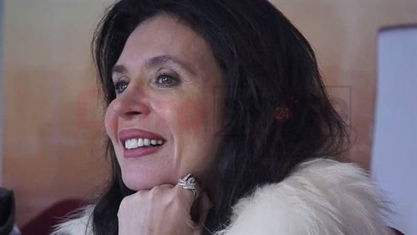 الفنانة دينا