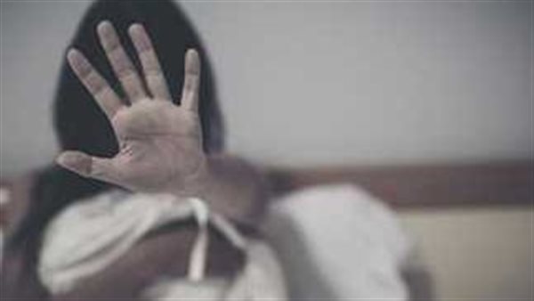 سيدة تستغيث - تعبيرية