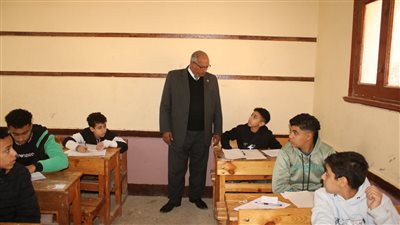 استبعاد إدارية وإحالتها للتحقيق بسبب وجود حفيدتها داخل اللجنة بامتحانات الشهادة الإعدادية ببني سويف