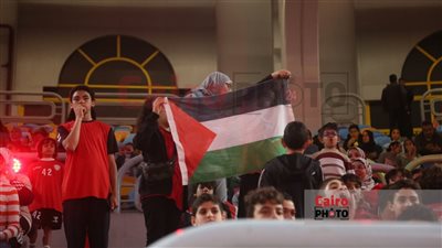 علم فلسطين يظهر في مدرجات صالة استاد القاهرة قبل مواجهة منتخب اليد أمام أنجولا 