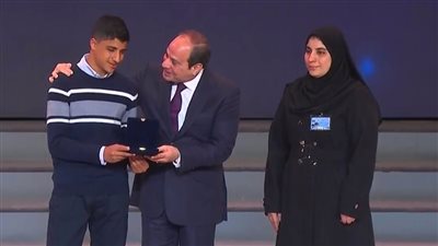 في العيد الـ 72.. الرئيس السيسي يكرم عددا من أسر شهداء الشرطة | بث مباشر 