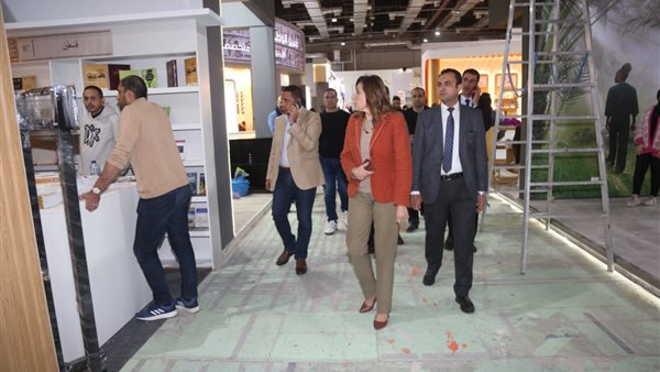 الوزيرة تتفقد المعرض