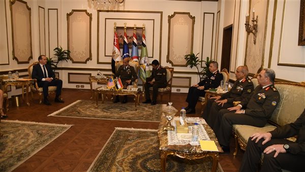  وزير الدفاع يلتقي