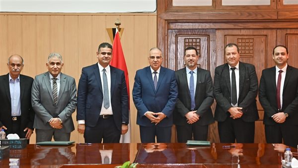 جانب من التوقيع