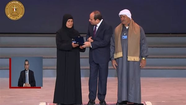 السيسي يكرم عددًا