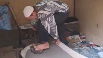 ربع قرن في المهنة.. أقدم مكوجي رجل في المحلة: ورثتها من أبويا وربيت ولادي منها| بث مباشر 