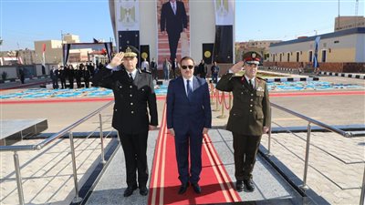محافظ المنوفية ومدير الأمن يضعان إكليلا من الزهور على النصب التذكاري لشهداء الشرطة