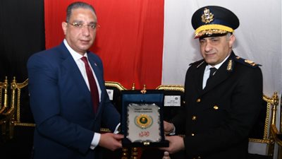 بمناسبة عيد الشرطة.. محافظ الفيوم ومدير الأمن يضعان إكليل الزهور على النصب التذكاري