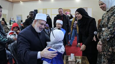 جناح الأزهر بمعرض القاهرة الدولي للكتاب يفتح أبوابه بإبداعات فنية تضيء على القضايا الإنسانية