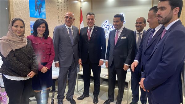 وزير السياحة يلتقي