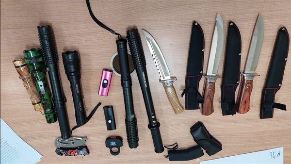 أسلحة بيضاء ودونكات