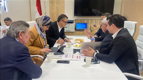 وزير السياحة يلتقي