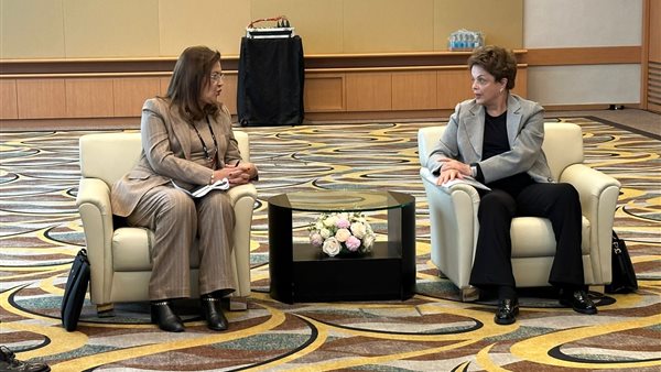 وزيرة التخطيط مع