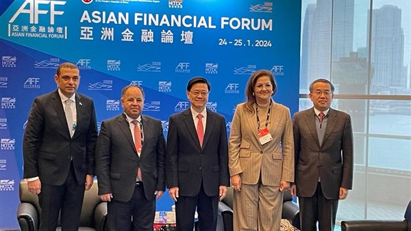 وزيرة التخطيط ووزير