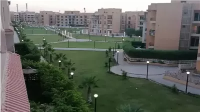 لص يسرق مشغولات ذهبية من شقة سيدة داخل كمبوند الخمائل بعد كسر باب البلكونة