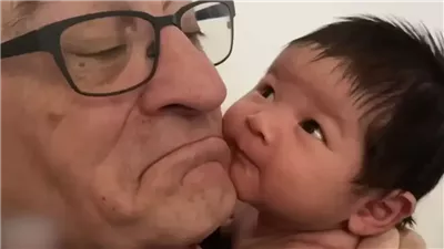 صاحب الـ 80 عامًا.. روبرت دي نيرو يبكي بسبب تربية ابنته الرضيعة: أريد أن أكون موجودًا لأطول فترة ممكنة