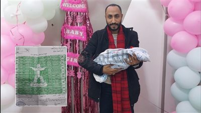 دعمًا لـ القضية الفلسطينية.. سوهاجي يسمي ابنته رام الله: كلنا فرحانين بالاسم وربنا ينصر أشقائنا |صور وفيديو