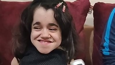 طاطا فتاة بالغردقة مصابة بمرض العظام الزجاجي: نفسي أقابل تامر حسني وبحبه جدا|بث مباشر 