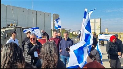 إعلام عبري: أزمة المتظاهرين الإسرائيليين بمعبر كرم أبو سالم مفتعلة للإضرار بحكومة نتنياهو