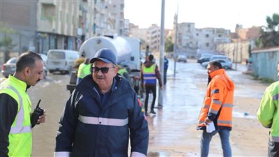 رئيس صرف الإسكندرية يتفقد التعامل مع مياه الأمطار الغزيرة