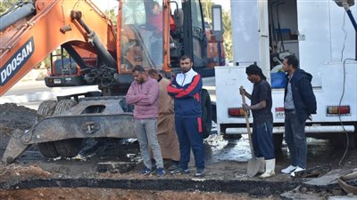 انقطاع المياه عن الكرنك شمال الأقصر لتصليح كسر بخط مياه | صور