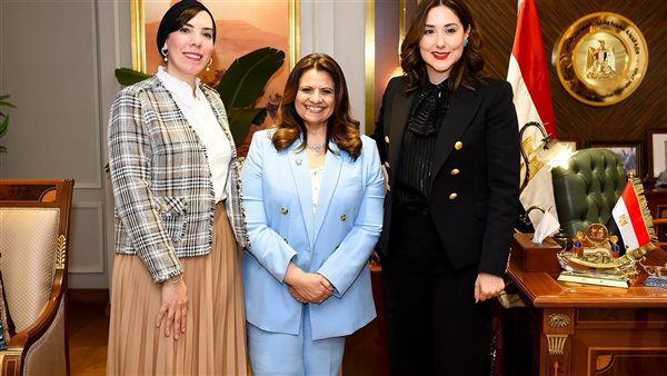 وزيرة الهجرة 