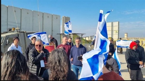 متظاهرون يغلقون معبر