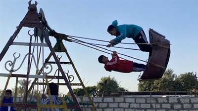 بالمراجيح ونشان البنادق.. فرحة الصغار بـ مولد أبو غطاس في العوامية بالأقصر|صور