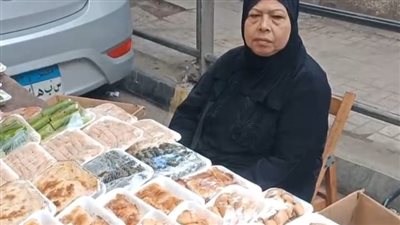 قصة كفاح مسنة تعمل في بيع المحاشي والخضراوات بالإسكندرية: بعافر بقالي 25 سنة عشان أسدد ديوني | بث مباشر