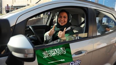  السعودية: ارتداء العباءة يكون اختياريًا لسائقات حافلات النقل المتخصص والتعليمي