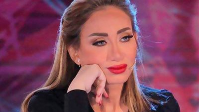 بعد بلاغ السفارة ضدها باحتجازهما.. ريهام سعيد تسلم خادمتين أجنبيتين لسفارتهما بالمعادي