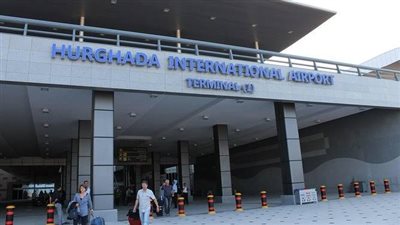 على متن 128 رحلة طيران.. مطارا الغردقة ومرسى علم يستقبلان 26 ألف سائح