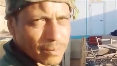 قصة كفاح عامل يقطع الحديد في جبال جنوب سيناء: شغلي صعب بس لازم أشقى على بيتي بالحلال | بث مباشر