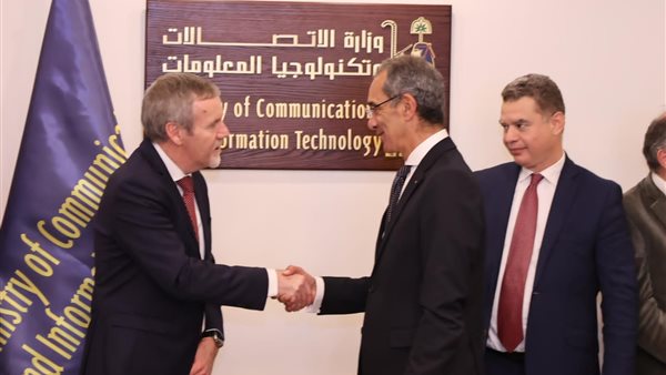 وزير الاتصالات مع