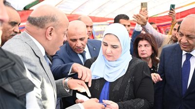 التضامن تطلق قافلة بالوعي مصر بتتغير للأفضل في قنا.. وتسلم مشروعات تمكين اقتصادي للأهالي 