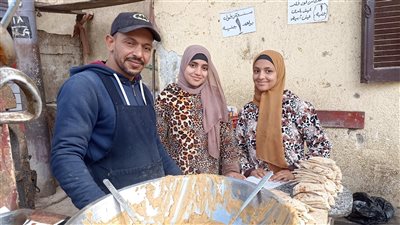 الساندوتش بجنيه.. طالبة جامعية تكافح على عربة فول ببني سويف: بساعد والدي وربنا بيرزقنا |فيديو 