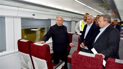 وزير النقل يتابع أعمال تطوير وتصنيع عربات قطارات السكك الحديدية بورش كوم أبو راضي