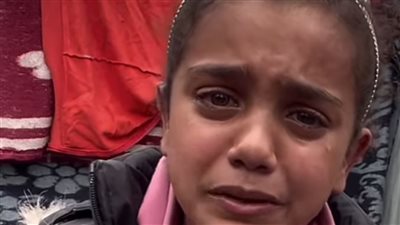 نفسي أسمع صوت بابا.. صغيرة فلسطينية تبكي بحرقة بعد اعتقال والدها تثير ضجة على مواقع التواصل الاجتماعي