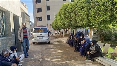 أسرة عروس البحيرة المتوفاة يوم الصباحية تنتظر جثمانها أمام المشرحة