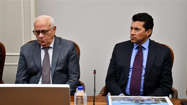 وزير الرياضة مع محافظ