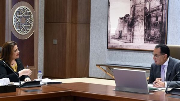 رئيس الوزراء ووزيرة