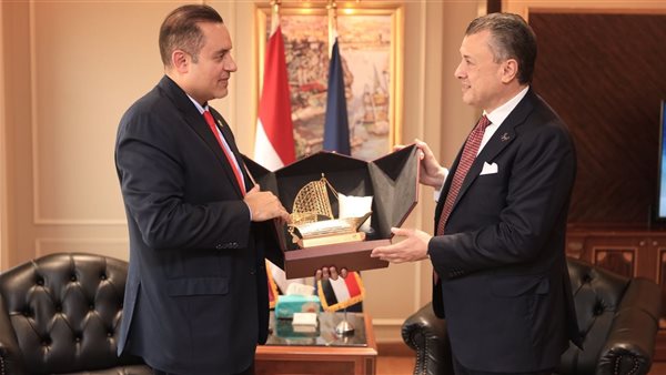  وزير السياحة مع