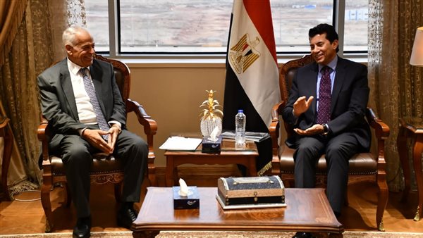 وزير الرياضة مع فرج