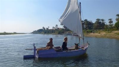 طوله 3.5 مترًا.. شاب أقصري يحقق حلم الطفولة بأصغر مركب شراعي يسبح بالنيل