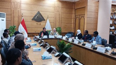 رئيس جامعة بنها يلتقي الطلاب الوافدين الصوماليين للاستماع إلى مقترحاتهم