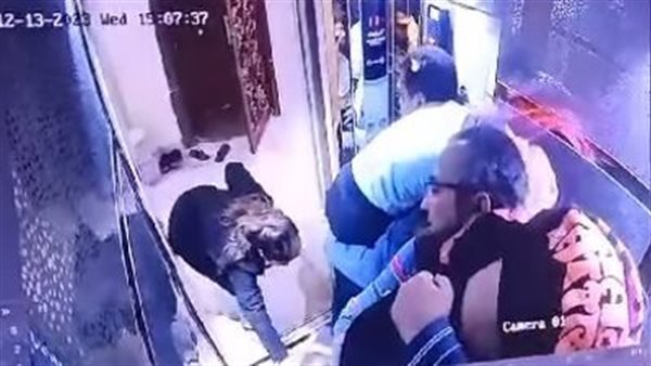 خطف فتاتي الأسانسير