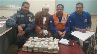 ربنا يغنينا بالحلال.. مسعفون بالمنيا يعثرون على 710 آلاف جنيه بحادث ويردونها لصاحبها| صور