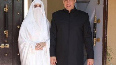 بعد الحكم عليهما.. من هي بشرى بيبي زوجة عمران خان رئيس وزراء باكستان السابق؟
