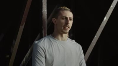 التدخين الإلكتروني قد يؤدي للوفاة.. تجربة مرعبة لشاب شعر بأزمة تنفسية حادة